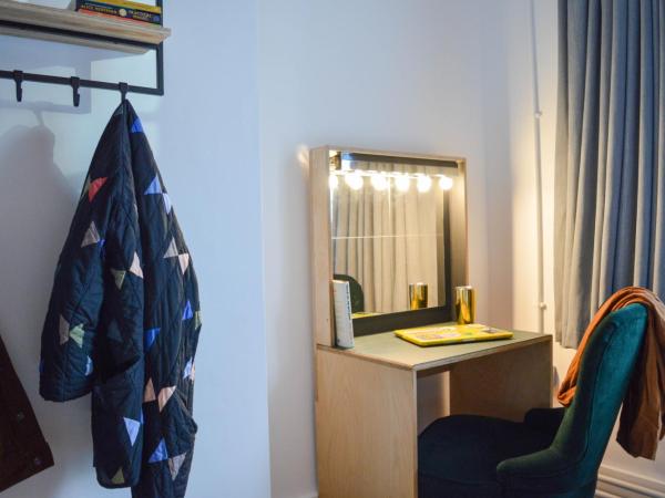 The Bristol Wing : photo 10 de la chambre chambre triple avec salle de bains privative