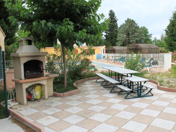 Le Gîte du Festival Sud Aqua - Avignon TGV : photo 5 de la chambre appartement - vue sur jardin