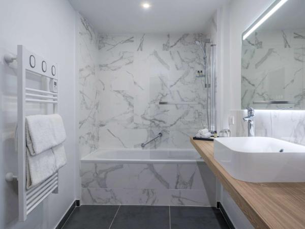 Hotel Camille Paris Tapestry Collection by Hilton : photo 3 de la chambre suite junior lit king-size - vue sur ville