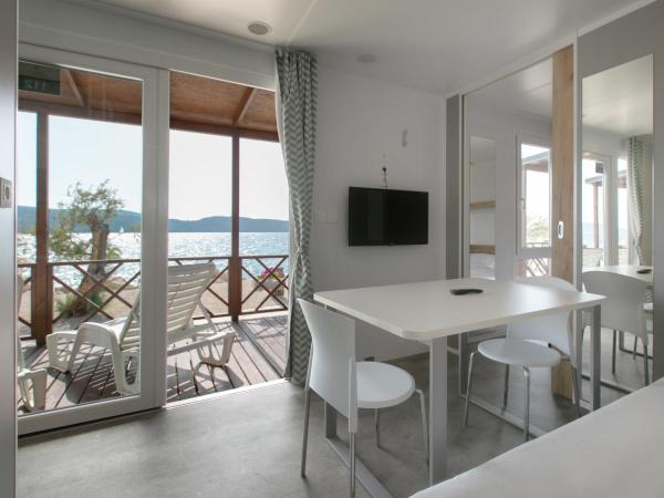 Amadria Park Camping Sibenik Mobile Homes : photo 5 de la chambre mobile home 2 chambres premium plage avec terrasse - vue sur mer