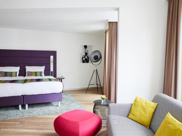 Hotel Indigo - Dusseldorf - Victoriaplatz, an IHG Hotel : photo 6 de la chambre suite lit king-size - vue sur ville