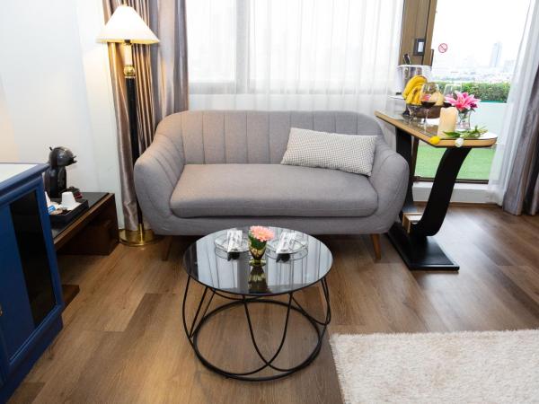 Grand China Bangkok : photo 6 de la chambre grande suite avec jacuzzi et balcon