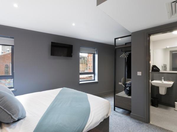 Bank Square Town House : photo 5 de la chambre chambre double avec salle de bains privative