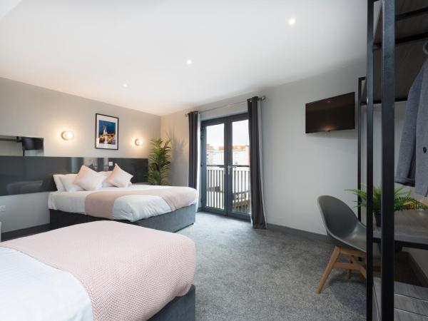 Bank Square Town House : photo 1 de la chambre chambre triple confort avec douche