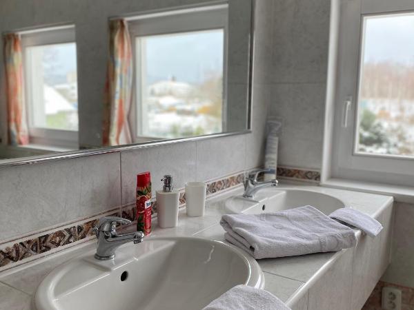 Pension Rainbow*** : photo 4 de la chambre chambre triple confort avec douche