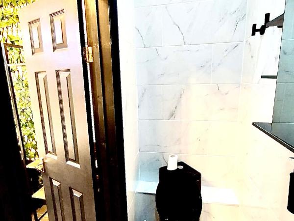 Duke and Duchess Apartments and Rooms - Private in Room Hot Tub Suites : photo 7 de la chambre studio deluxe