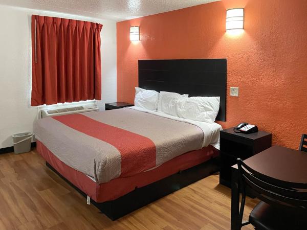 Studio 6 Houston TX Brookhollow : photo 3 de la chambre chambre lit king-size avec baignoire spa - non-fumeurs