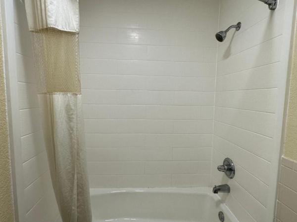 Rodeway Inn & Suites Hwy 290 NW : photo 4 de la chambre chambre lit king-size - fumeurs
