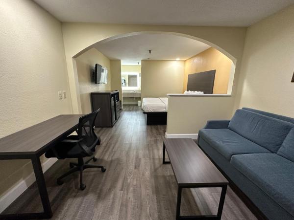 Rodeway Inn & Suites Hwy 290 NW : photo 3 de la chambre suite lit king-size – non-fumeurs