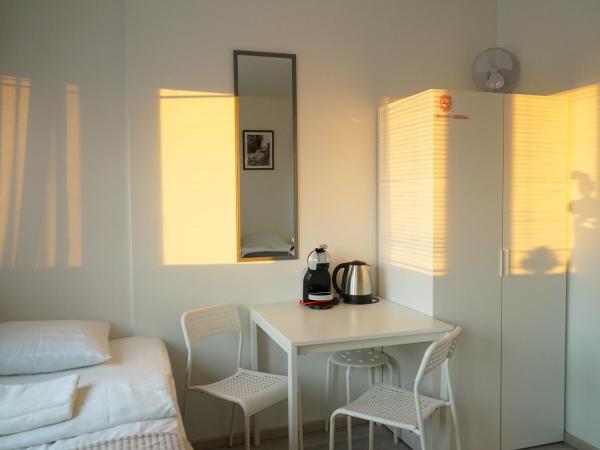 Inn Tourist Hostel : photo 2 de la chambre chambre familiale avec salle de bains commune