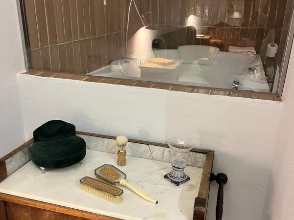 Antica dimora lamarmora : photo 8 de la chambre chambre lit king-size avec baignoire spa