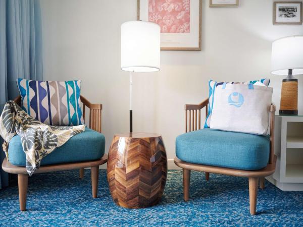 OUTRIGGER Reef Waikiki Beach Resort : photo 4 de la chambre hébergement 2 lits queen-size - vue sur complexe hôtelier