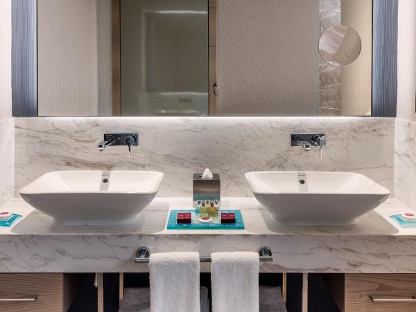 Crowne Plaza Florya Istanbul, an IHG Hotel : photo 5 de la chambre suite junior lit king-size avec canapé-lit et accès au salon club - vue sur mer