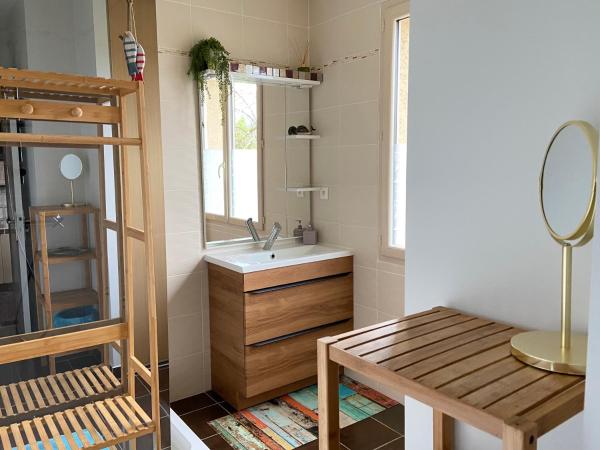 Ô Clair de Lune Chambres d'hôtes climatisées à Sarlat - parking privé - piscine chauffée - espace bien-être Jacuzzi et massages : photo 2 de la chambre chambre double supérieure avec salle de bains privative