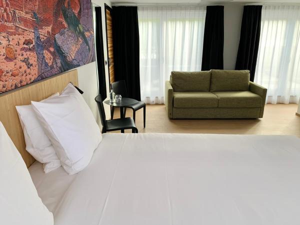 Comic Art Hotel : photo 1 de la chambre chambre familiale avec balcon