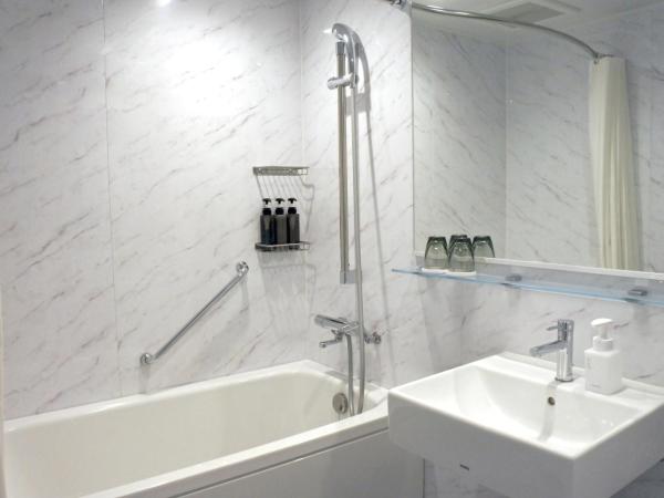 THE KNOT HIROSHIMA : photo 3 de la chambre chambre lits jumeaux supérieure - vue sur ville