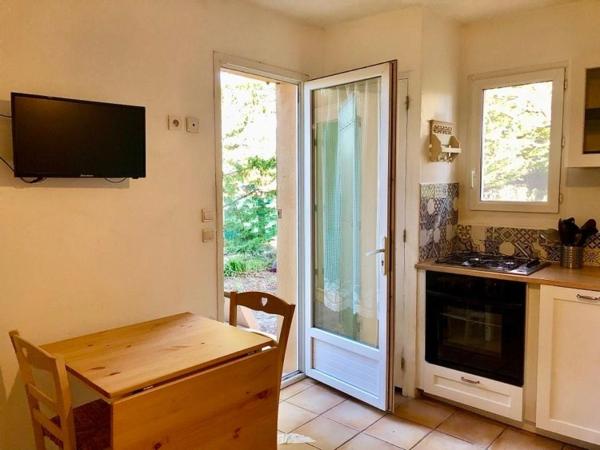 Mas Le Pont des Aubes : photo 2 de la chambre appartement - vue sur jardin