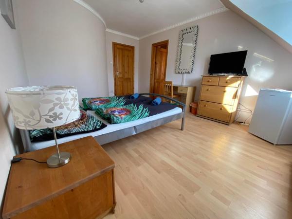 Hermina apartmanház : photo 1 de la chambre chambre double ou lits jumeaux avec salle de bains