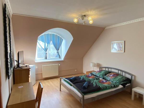 Hermina apartmanház : photo 2 de la chambre chambre double ou lits jumeaux avec salle de bains