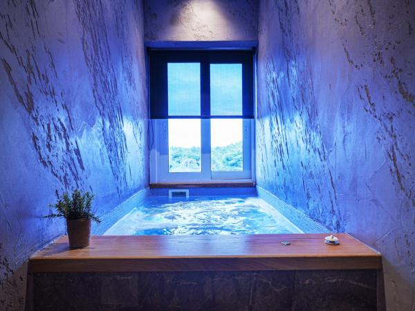 Anixi Hotel by AP : photo 6 de la chambre suite with hot tub & mountain view