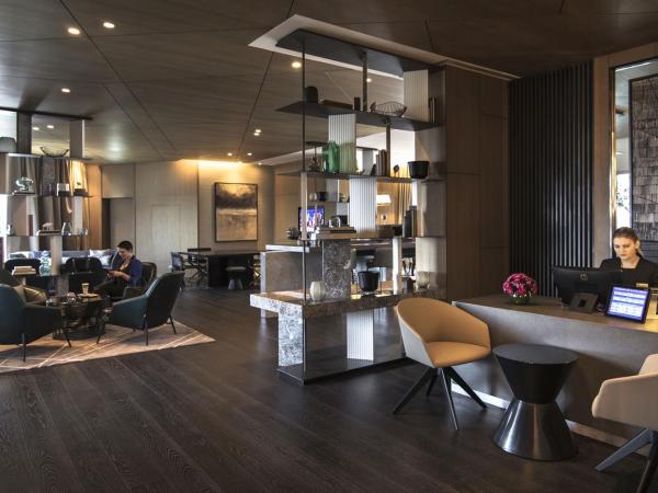 Al Bandar Rotana - Dubai Creek : photo 1 de la chambre chambre lit king-size avec accès au salon