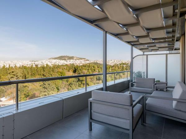 Radisson Blu Park Hotel Athens : photo 1 de la chambre suite présidentielle avec balcon - vue sur parc