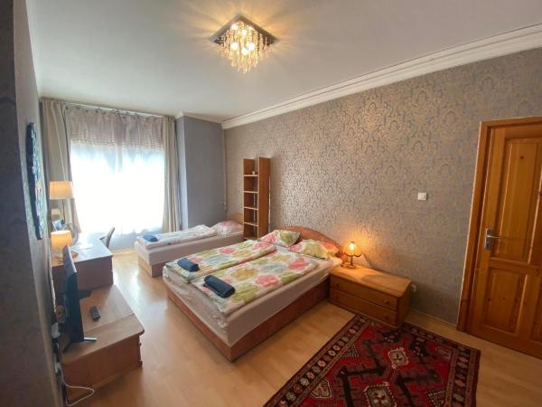 Hermina apartmanház : photo 3 de la chambre chambre familiale avec salle de bains