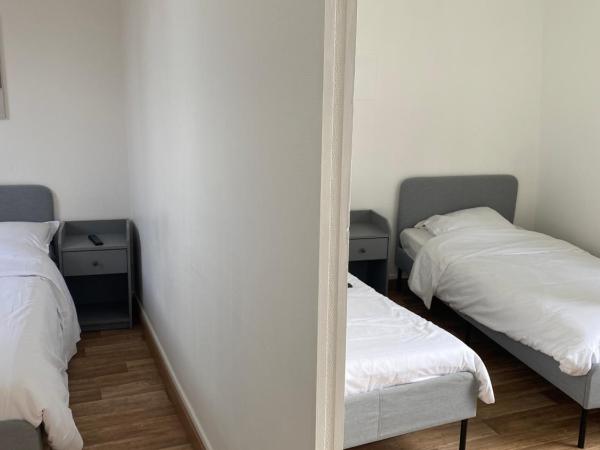 HOTEL DU CENTRE : photo 5 de la chambre chambre familiale