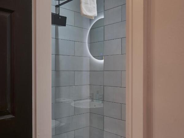 Home @ 2 Tancred Road : photo 5 de la chambre chambre double avec salle de bains privative