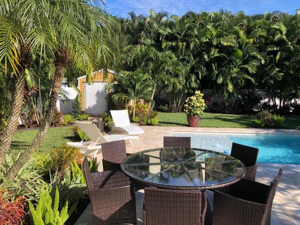 Private bedroom & den suite with shared pool & tropical garden : photo 10 de la chambre chambre lit queen-size deluxe