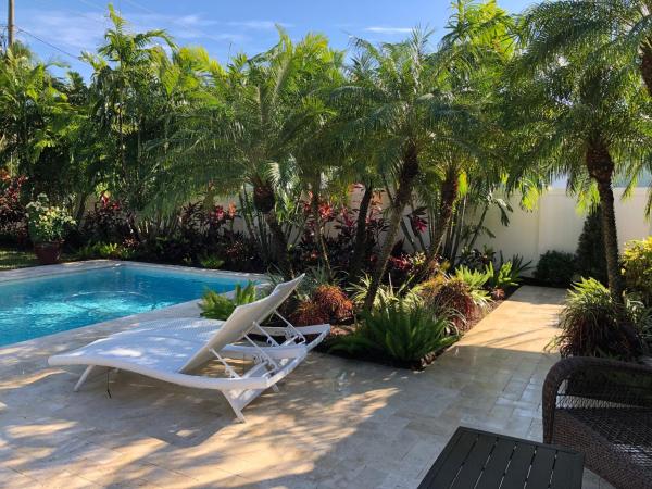 Private bedroom & den suite with shared pool & tropical garden : photo 4 de la chambre chambre lit queen-size deluxe