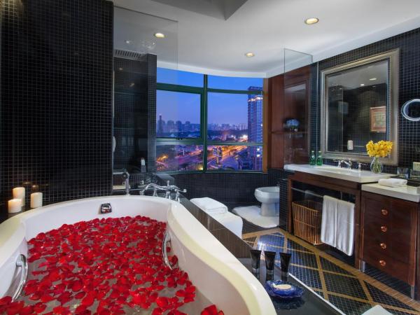 Hotel Indigo Shenzhen Overseas Chinese Town, an IHG Hotel : photo 2 de la chambre suite 2 chambres avec 1 lit king-size et 2 lits jumeaux