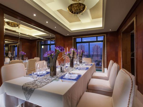 Hotel Indigo Shenzhen Overseas Chinese Town, an IHG Hotel : photo 4 de la chambre suite 2 chambres avec 1 lit king-size et 2 lits jumeaux