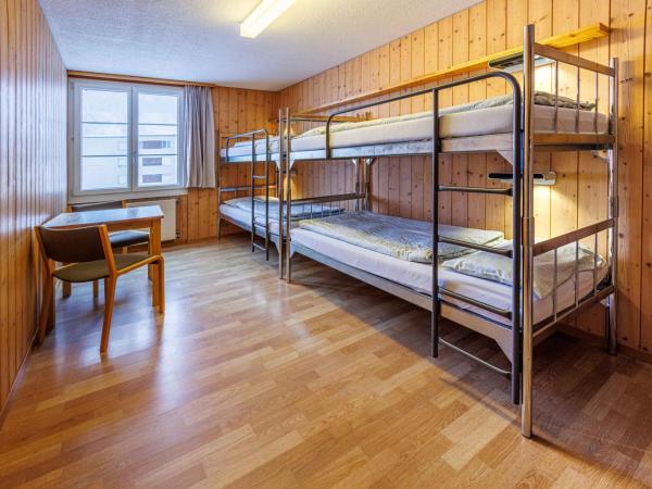 Engelberg Youth Hostel : photo 1 de la chambre chambre quadruple avec salle de bains commune