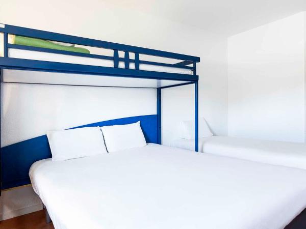 Ibis Budget Agen : photo 2 de la chambre chambre familiale avec 1 lit double et 2 lits simples