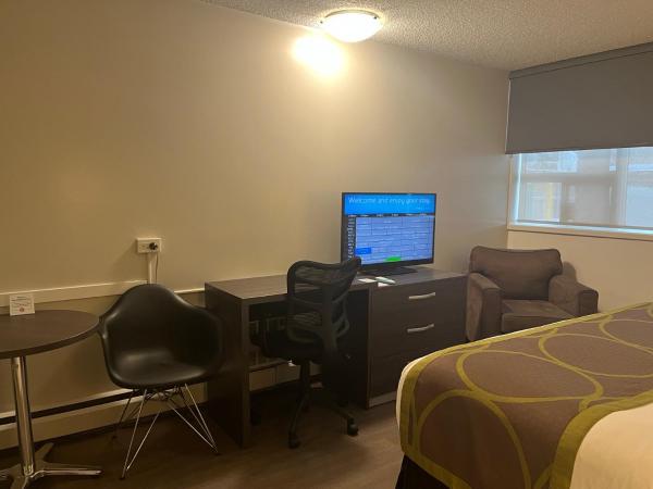 Super 8 by Wyndham Macleod Trail Calgary : photo 2 de la chambre king room with kitchenette - pet-friendly/non-smoking