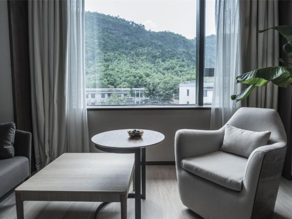 The Nook Hotel Hangzhou - A design hotel, Near subway : photo 5 de la chambre king room with mountain view-free minibar and free daily afternoon tea