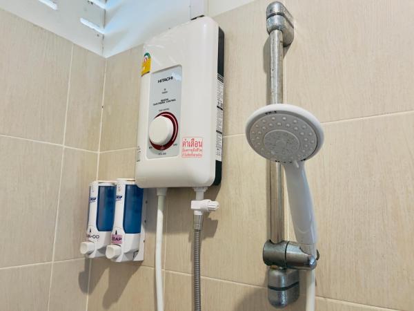 DonMueang Boutique House DonMueang Airport : photo 4 de la chambre chambre lits jumeaux avec salle de bains commune