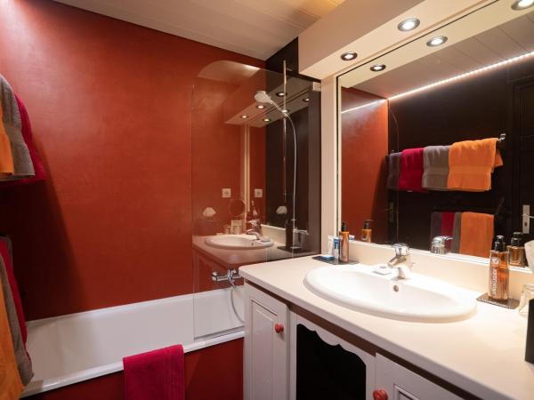 Hôtel La Bergerie : photo 8 de la chambre chambre en duplex xl (2 adultes + 2 enfants)