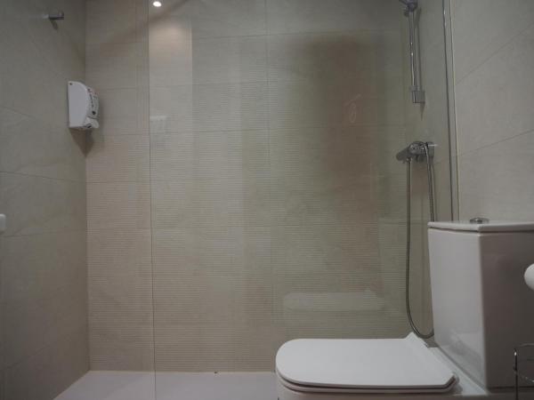 Pensión Acella : photo 8 de la chambre chambre double ou lits jumeaux avec salle de bains commune