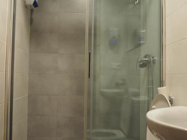 Pensión Acella : photo 9 de la chambre chambre double ou lits jumeaux avec salle de bains commune