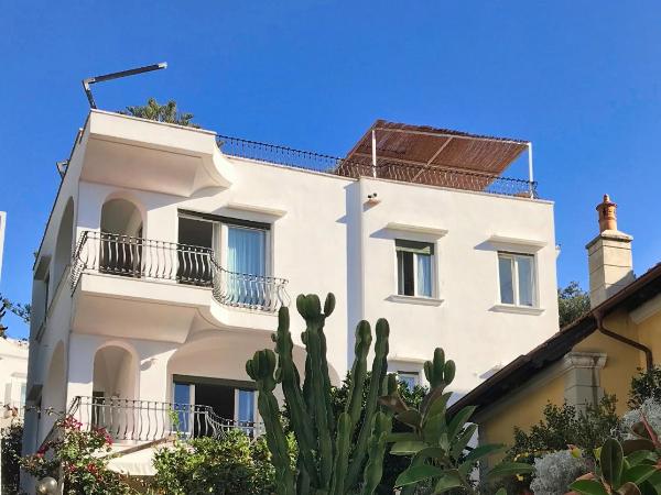 Villa Silia : photo 6 de la chambre grande chambre double avec balcon - vue partielle sur mer