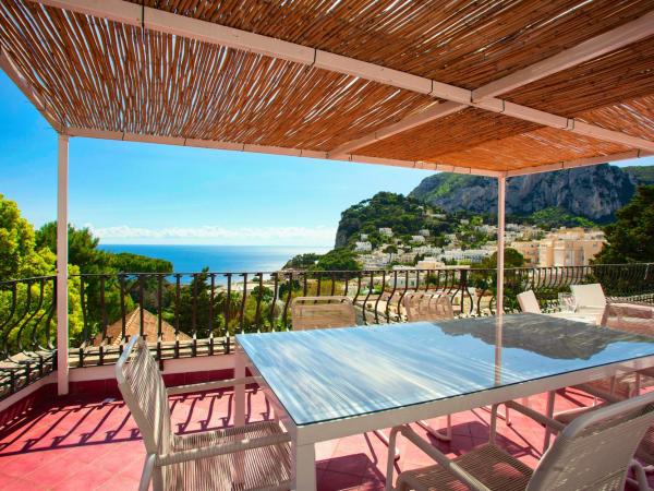 Villa Silia : photo 10 de la chambre grande chambre double avec balcon - vue partielle sur mer