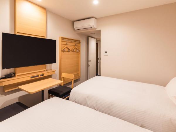 Sotetsu Fresa Inn Yodoyabashi : photo 1 de la chambre deux chambres communicantes (1 lit double et 2 lits simples) - non-fumeurs