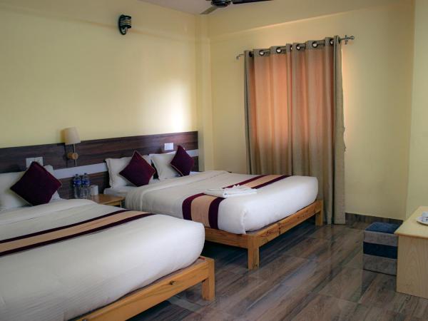 HOTEL LUMA INN : photo 3 de la chambre chambre familiale avec balcon