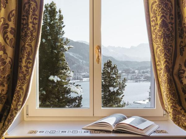 Carlton Hotel St Moritz - The Leading Hotels of the World : photo 1 de la chambre suite de luxe avec vue sur lac