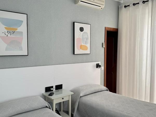 Hostal Bahía : photo 4 de la chambre chambre lits jumeaux avec lit d’appoint - 301