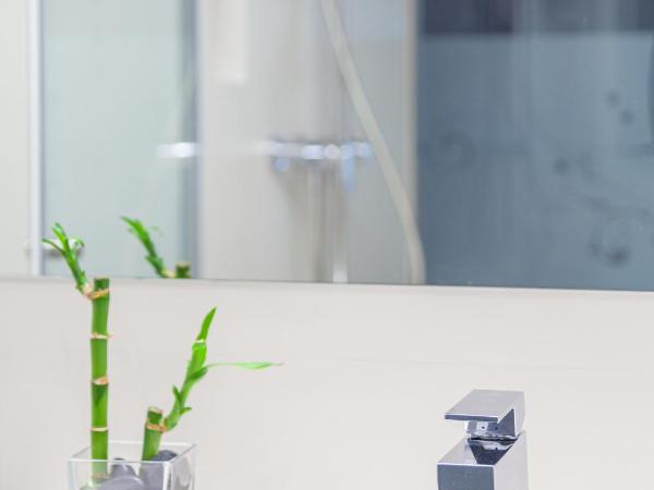 Hotel Maciá Granada Five Senses Rooms & Suites : photo 10 de la chambre suite junior familiale (2 adultes + 2 enfants)