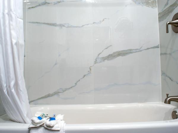 Old Town Western Inn : photo 2 de la chambre chambre avec 2 grands lits queen-size