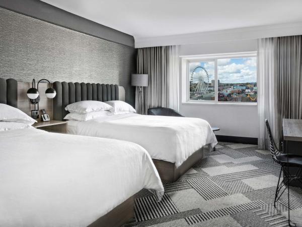 Sheraton Fallsview Hotel : photo 1 de la chambre chambre avec 2 lits queen-size - vue sur ville